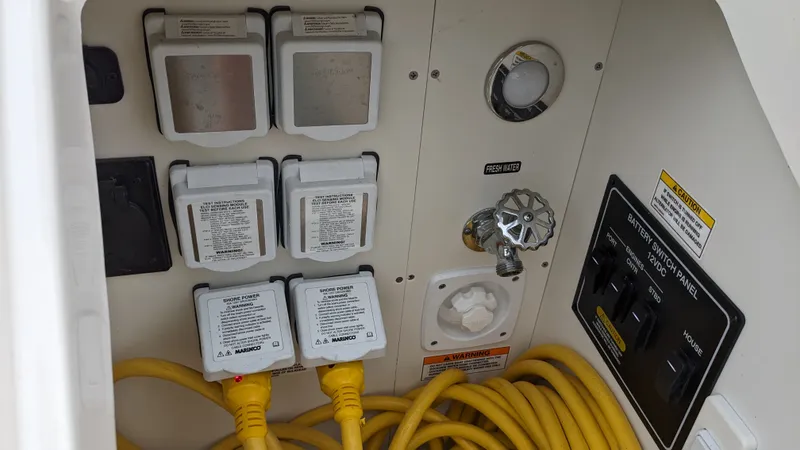 Slide: The Image of Sea Ray 320 SUNDANCER OB 2021 - 27