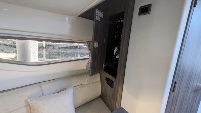 Slide: The Image of Sea Ray 320 SUNDANCER OB 2021 - 25