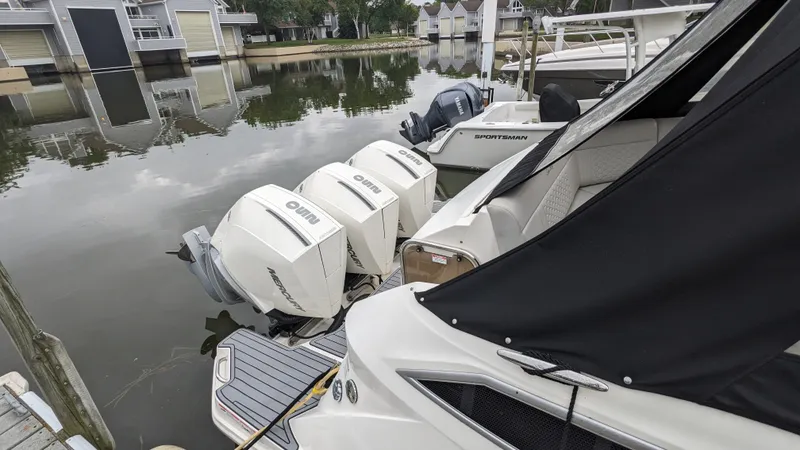 Slide: The Image of Sea Ray 320 SUNDANCER OB 2021 - 28