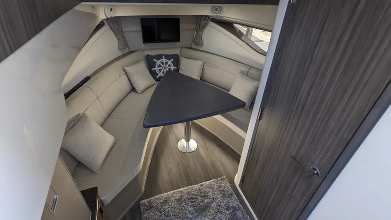 Slide: The Image of Sea Ray 320 SUNDANCER OB 2021 - 17