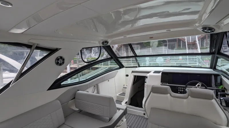 Slide: The Image of Sea Ray 320 SUNDANCER OB 2021 - 6