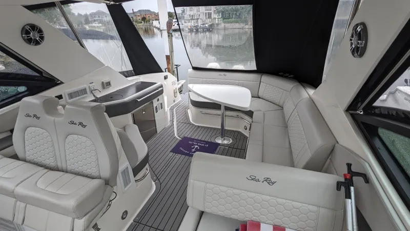 Slide: The Image of Sea Ray 320 SUNDANCER OB 2021 - 9
