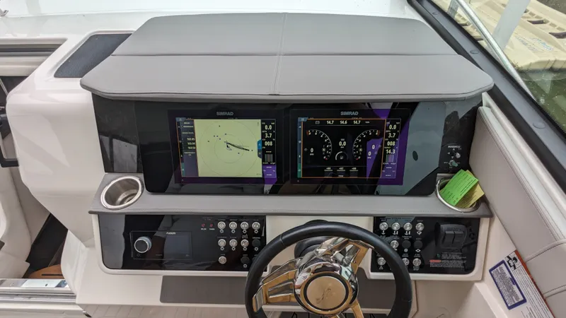 Slide: The Image of Sea Ray 320 SUNDANCER OB 2021 - 13