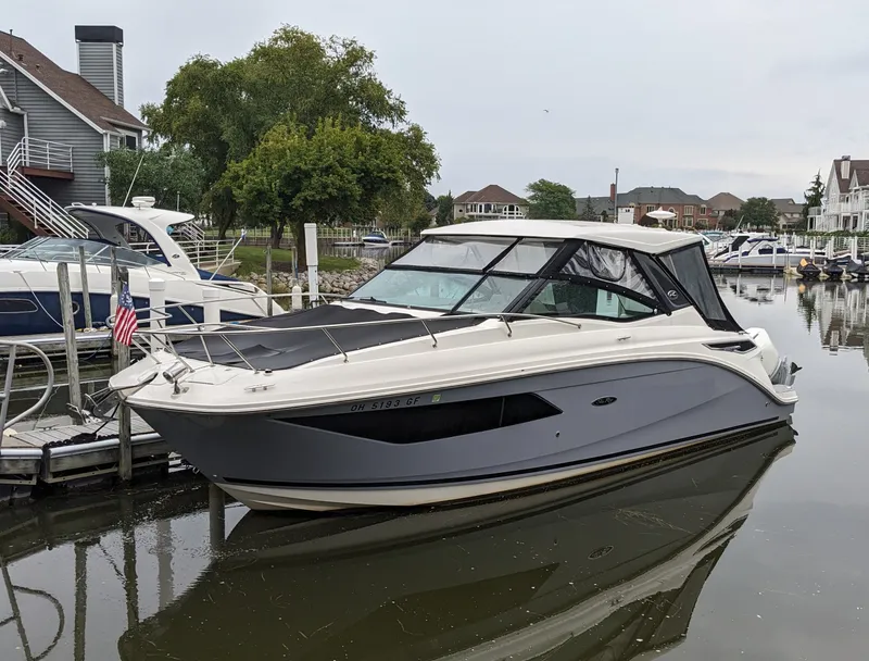 Slide: The Image of Sea Ray 320 SUNDANCER OB 2021 - 0