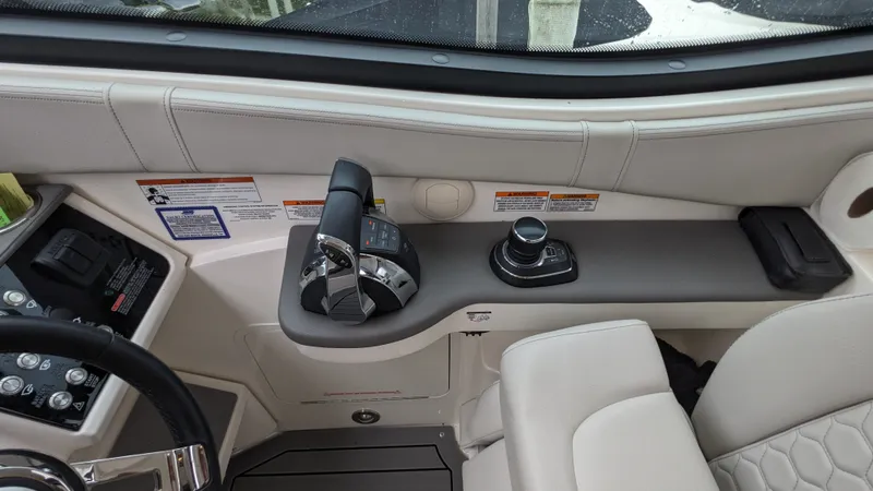 Slide: The Image of Sea Ray 320 SUNDANCER OB 2021 - 16