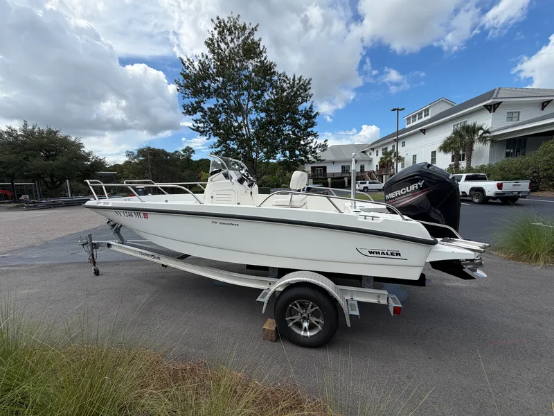 Slide: The Image of Boston Whaler 170 DAUNTLESS 2014 - 3