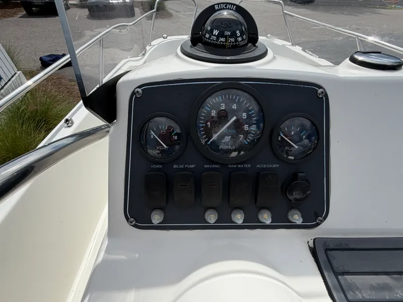Slide: The Image of Boston Whaler 170 DAUNTLESS 2014 - 11