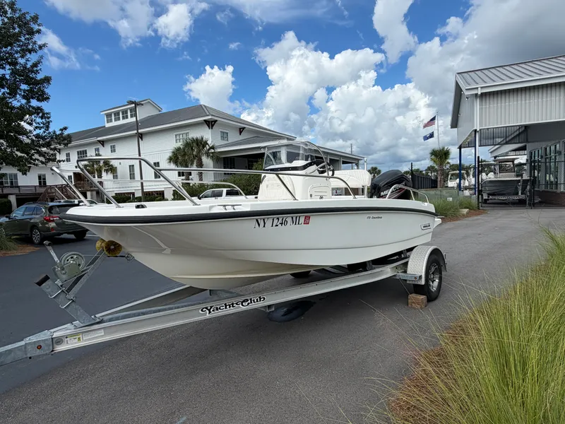 Slide: The Image of Boston Whaler 170 DAUNTLESS 2014 - 2