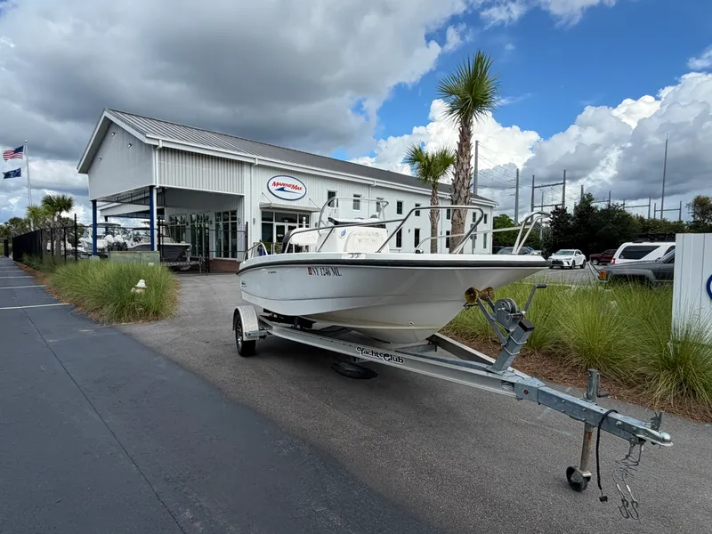 Slide: The Image of Boston Whaler 170 DAUNTLESS 2014 - 1