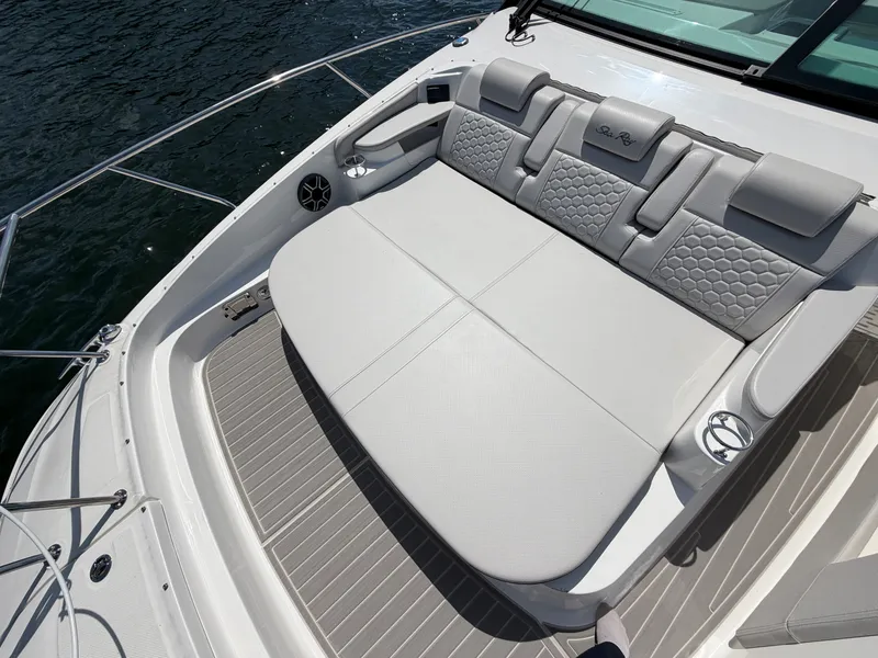 Slide: The Image of Sea Ray Sundancer 320 2026 - 28