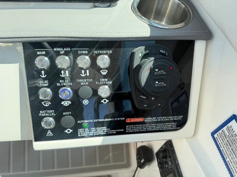 Slide: The Image of Sea Ray Sundancer 320 2026 - 21