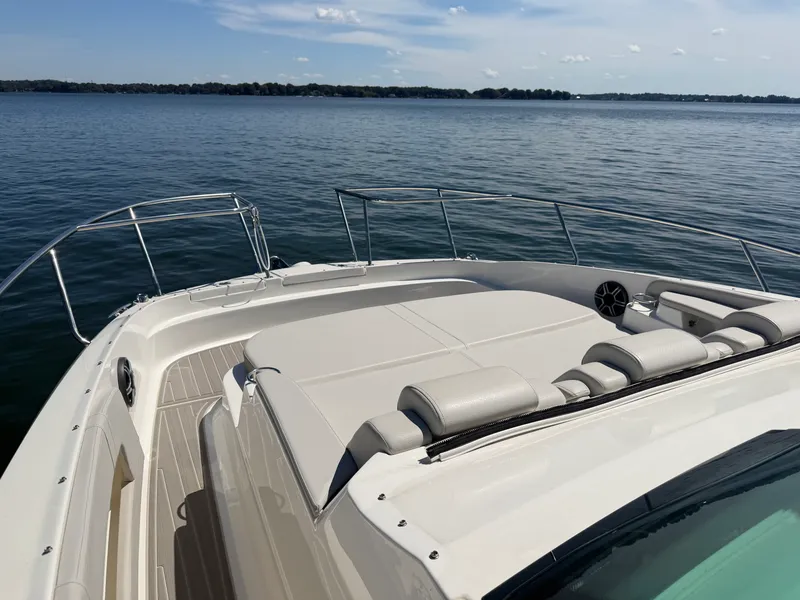 Slide: The Image of Sea Ray Sundancer 320 2026 - 24