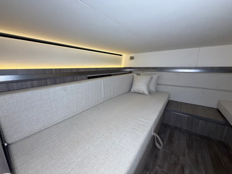 Slide: The Image of Sea Ray Sundancer 320 2026 - 35