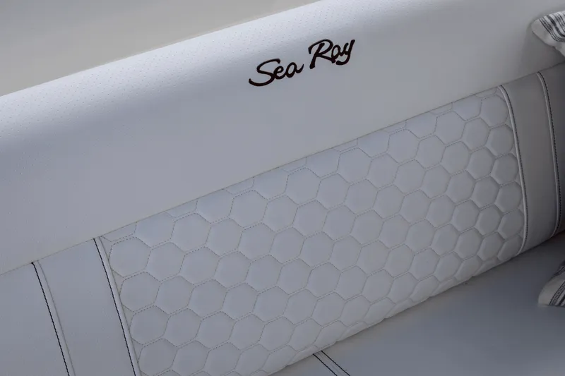 Slide: The Image of Sea Ray Sundancer 320 2026 - 16