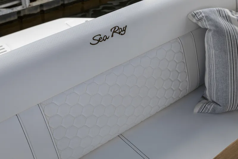 Slide: The Image of Sea Ray Sundancer 320 2026 - 29