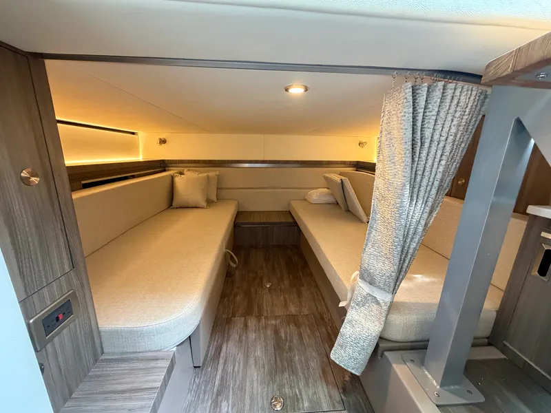 Slide: The Image of Sea Ray Sundancer 320 2026 - 32