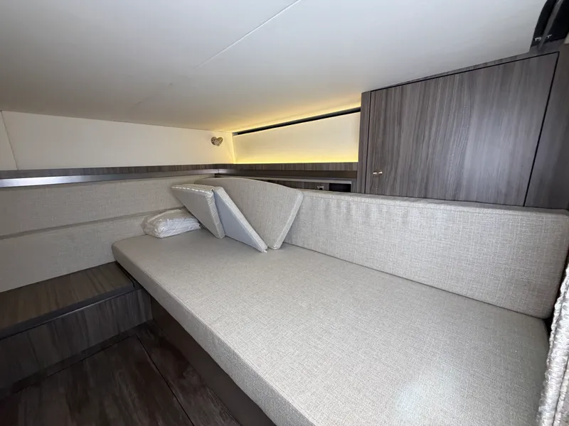 Slide: The Image of Sea Ray Sundancer 320 2026 - 34