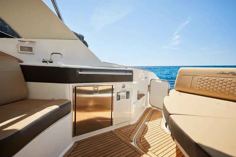 Slide: The Image of Sea Ray Sundancer 320 2026 - 14