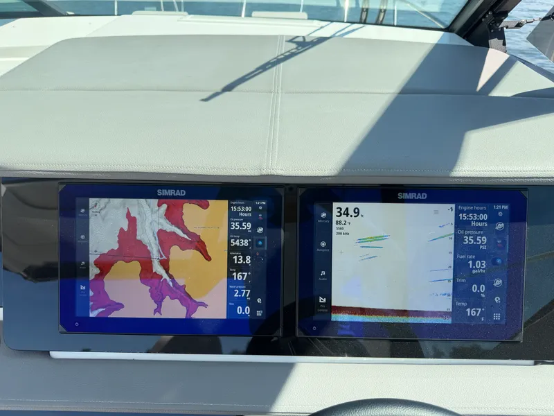 Slide: The Image of Sea Ray Sundancer 320 2026 - 22