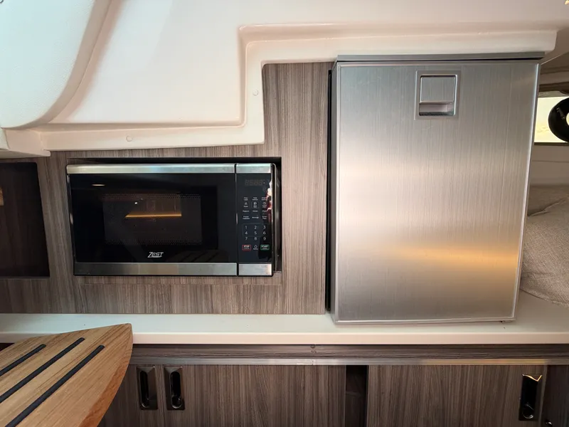 Slide: The Image of Sea Ray Sundancer 320 2026 - 37