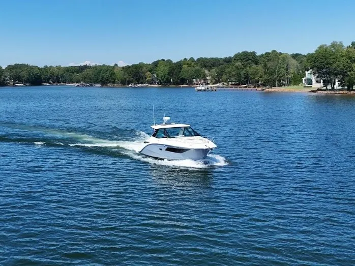 Slide: The Image of Sea Ray Sundancer 320 2026 - 11
