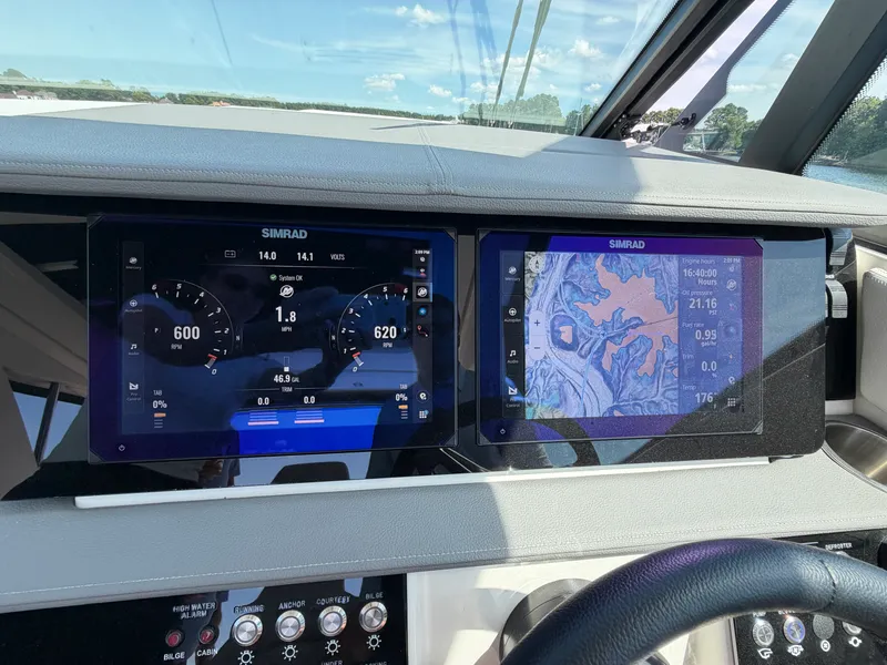 Slide: The Image of Sea Ray Sundancer 320 2026 - 23