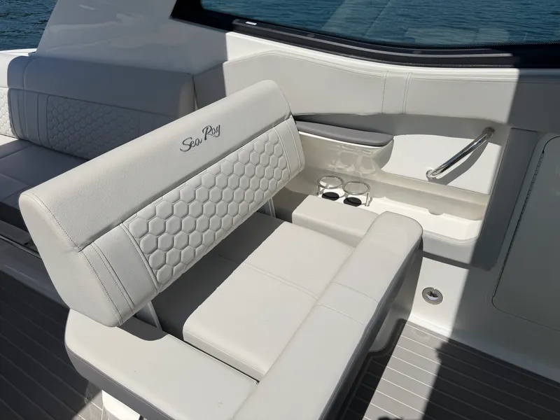 Slide: The Image of Sea Ray Sundancer 320 2026 - 16