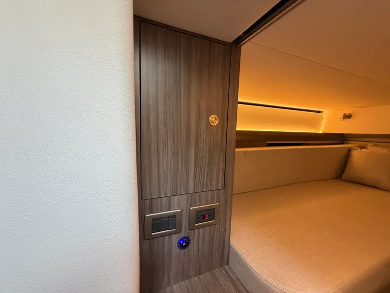 Slide: The Image of Sea Ray Sundancer 320 2026 - 33