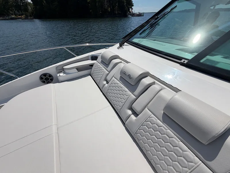 Slide: The Image of Sea Ray Sundancer 320 2026 - 30