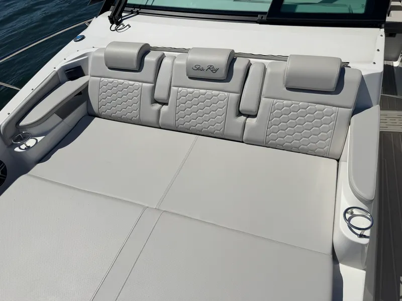 Slide: The Image of Sea Ray Sundancer 320 2026 - 25