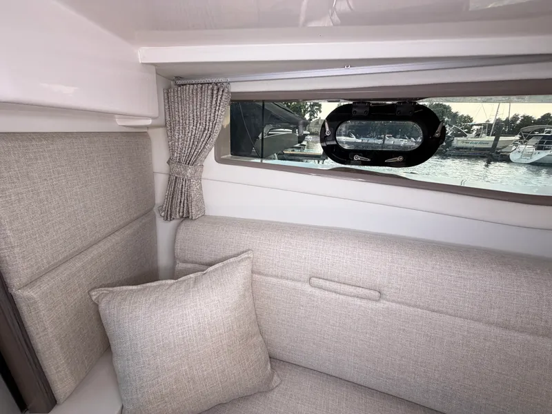 Slide: The Image of Sea Ray Sundancer 320 2026 - 36