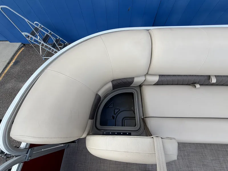 Slide: The Image of Tracker 210 SUNTRACKER 2023 - 33
