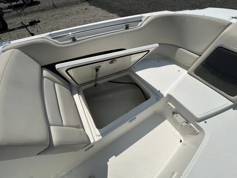 Slide: The Image of Boston Whaler 230 VANTAGE 2013 - 19