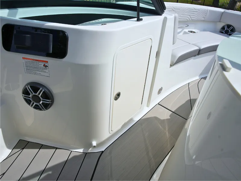 Slide: The Image of Sea Ray SDX 250 Surf 2027 - 31