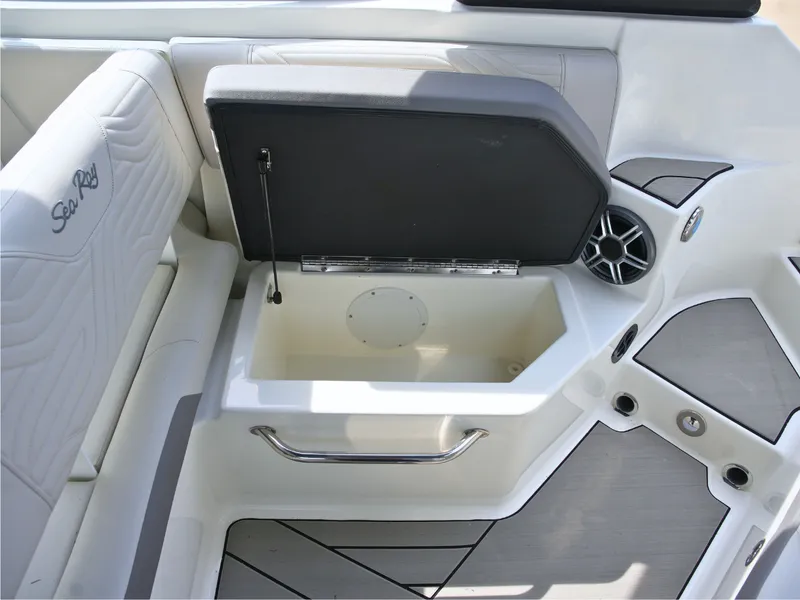 Slide: The Image of Sea Ray SDX 250 Surf 2027 - 19