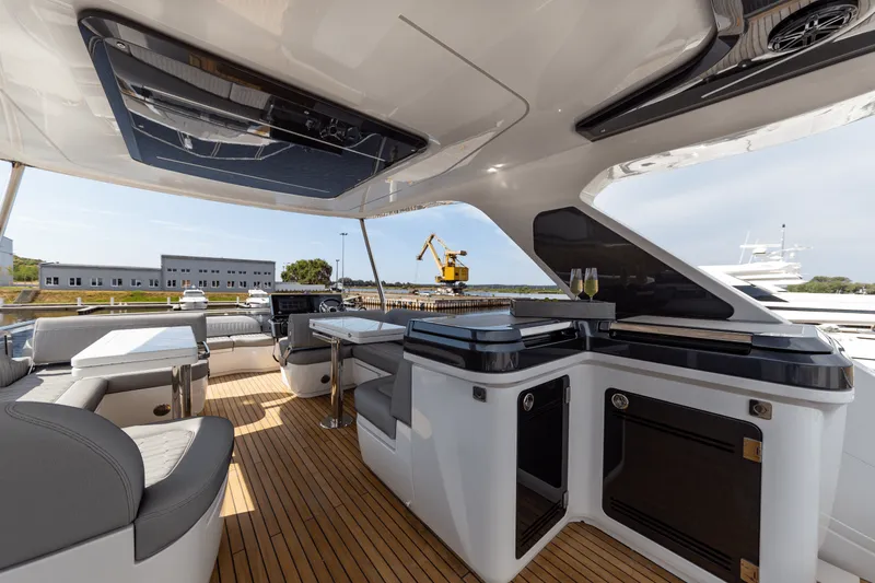 Slide: The Image of Galeon 560 FLY 2026 - 64