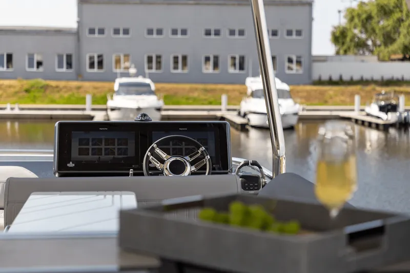 Slide: The Image of Galeon 560 FLY 2027 - 62