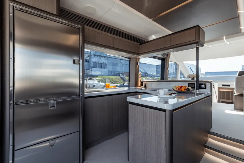Slide: The Image of Galeon 560 FLY 2027 - 17