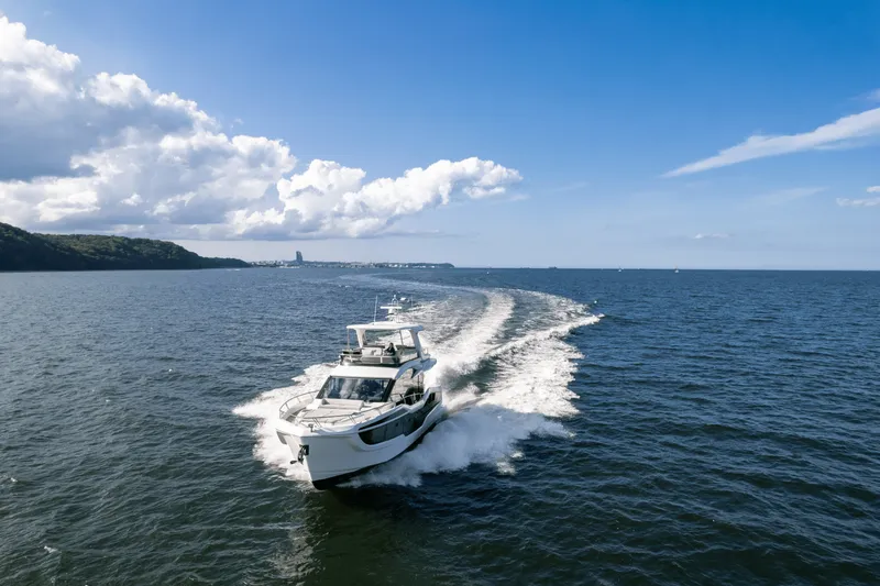 Slide: The Image of Galeon 560 FLY 2027 - 15