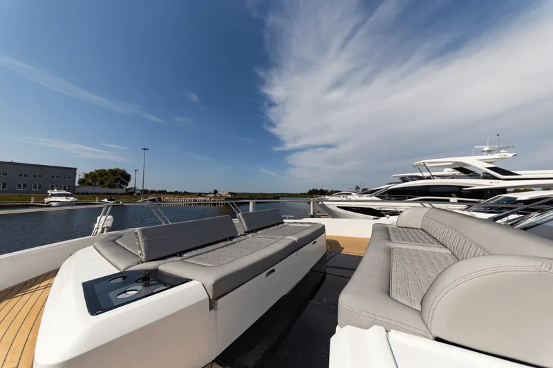 Slide: The Image of Galeon 560 FLY 2027 - 70
