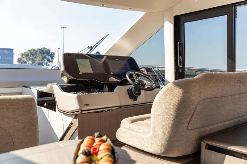 Slide: The Image of Galeon 560 FLY 2027 - 33
