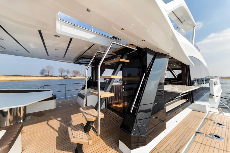 Slide: The Image of Galeon 640 FLY 2027 - 15
