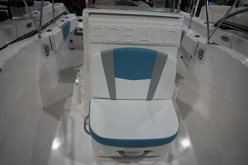 Slide: The Image of Robalo R180 2026 - 35