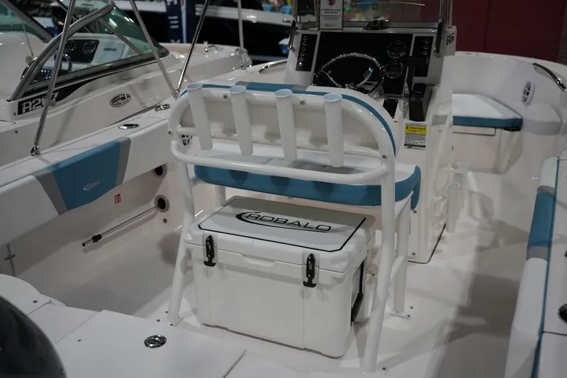 Slide: The Image of Robalo R180 2026 - 6