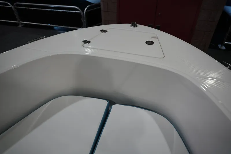 Slide: The Image of Robalo R180 2026 - 32