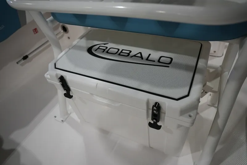 Slide: The Image of Robalo R180 2026 - 11