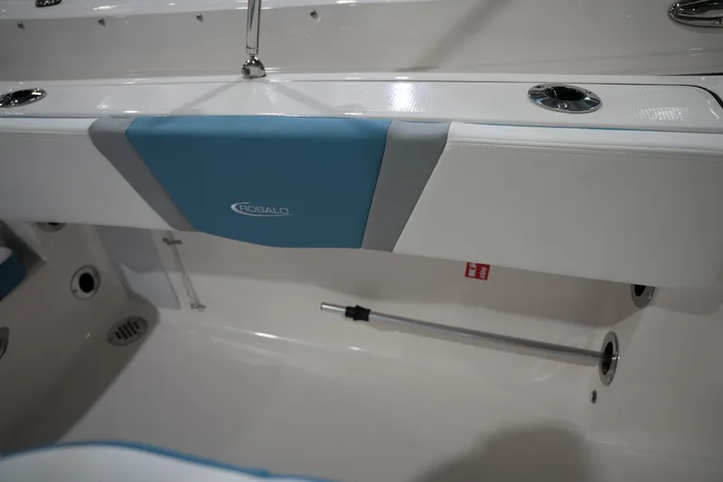 Slide: The Image of Robalo R180 2026 - 18