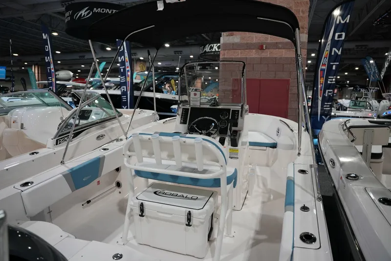 Slide: The Image of Robalo R180 2026 - 4