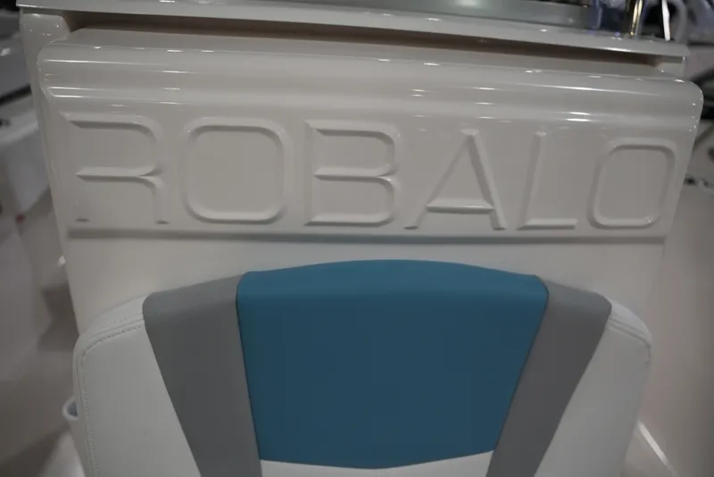 Slide: The Image of Robalo R180 2026 - 31