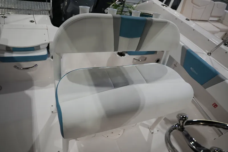 Slide: The Image of Robalo R180 2026 - 21